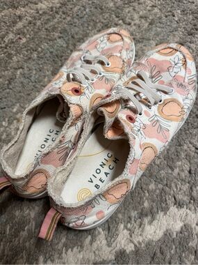 Vionic Beach Peach Floral Canvas Sneaker- size 10